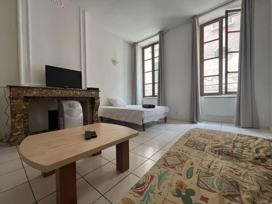 Le Monnai Apartment นีมส์ ภายนอก รูปภาพ